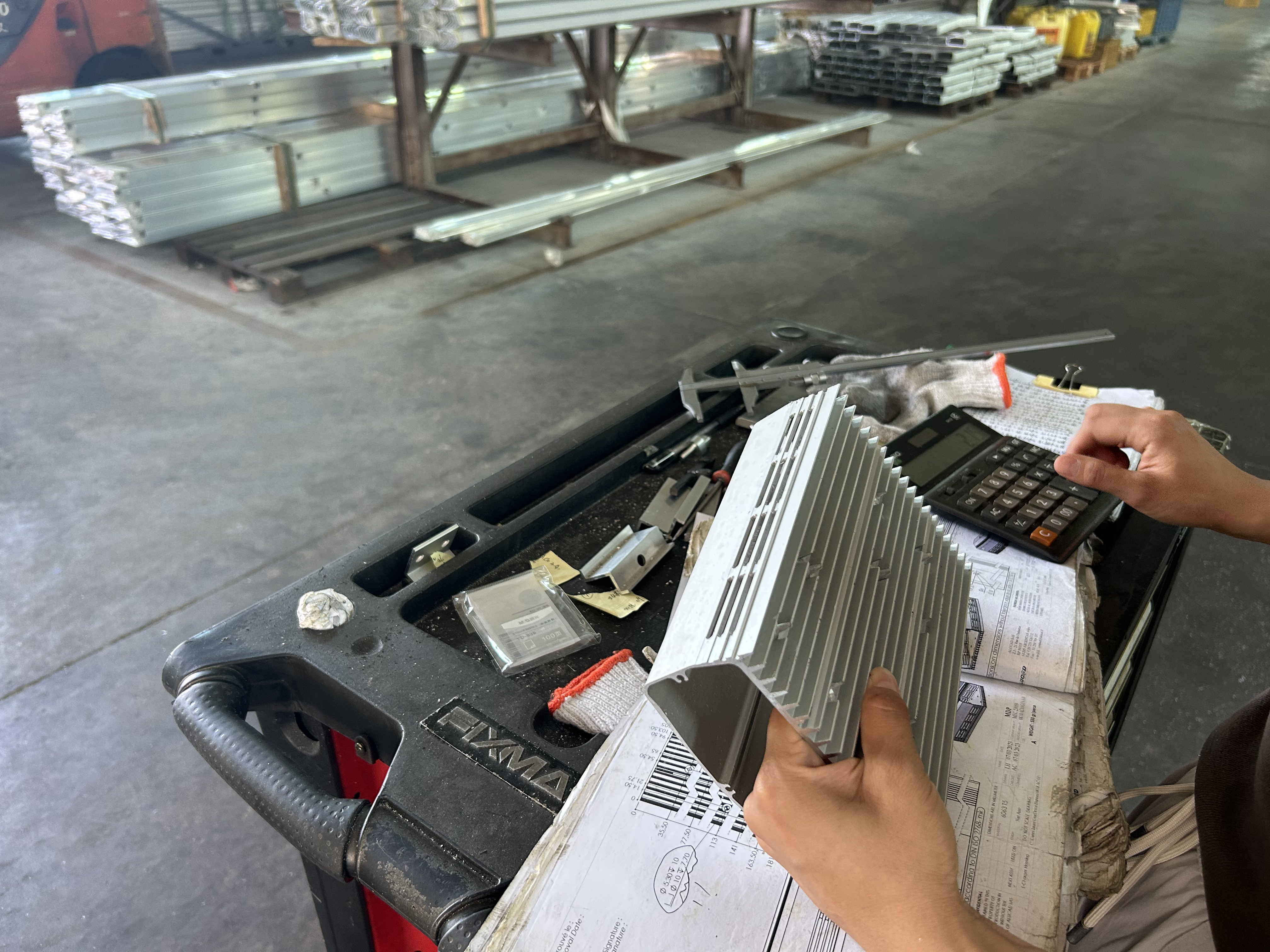 Contrôles qualité manuels pour produits aluminium sur mesure