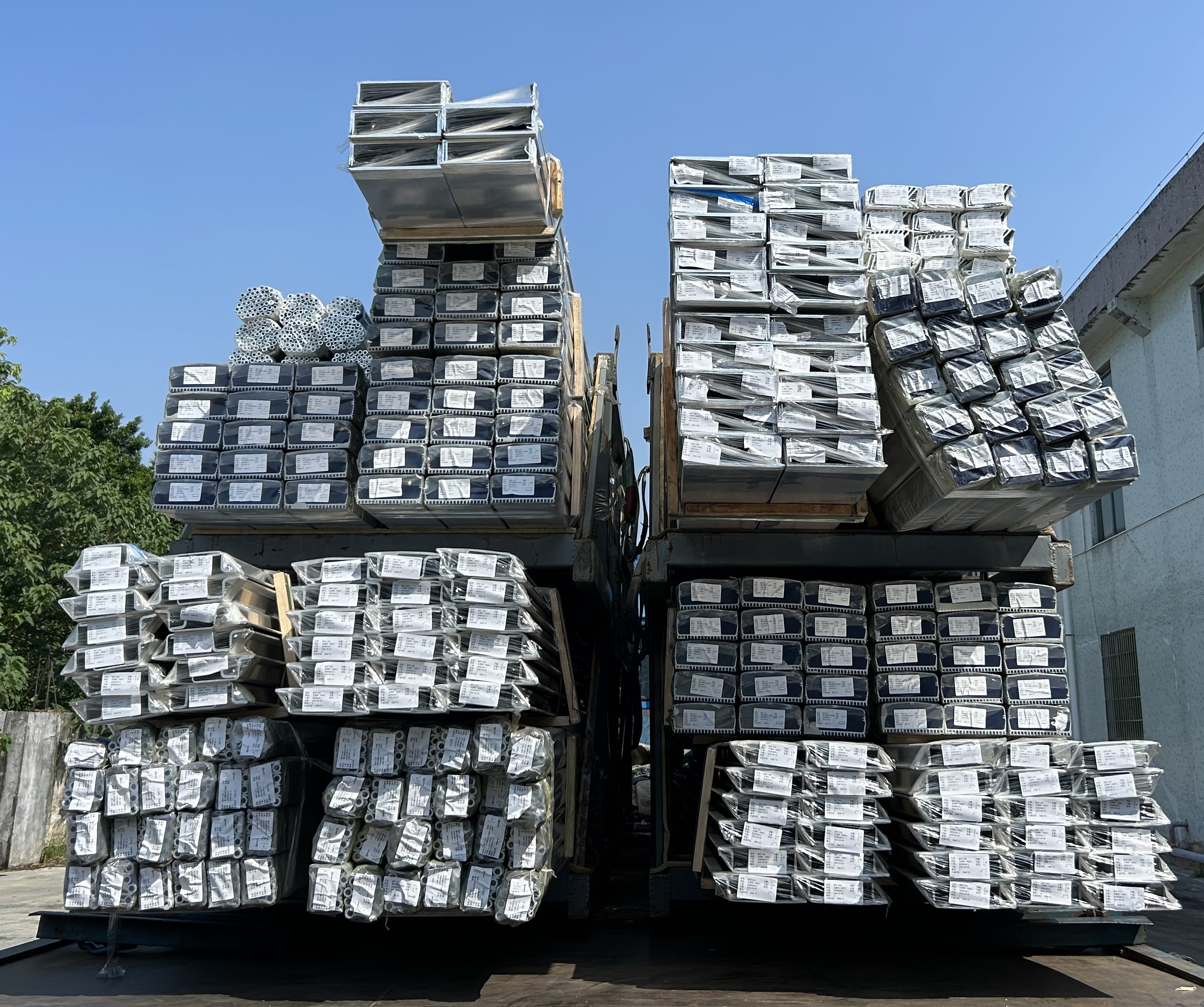 Long bars extruded aluminium