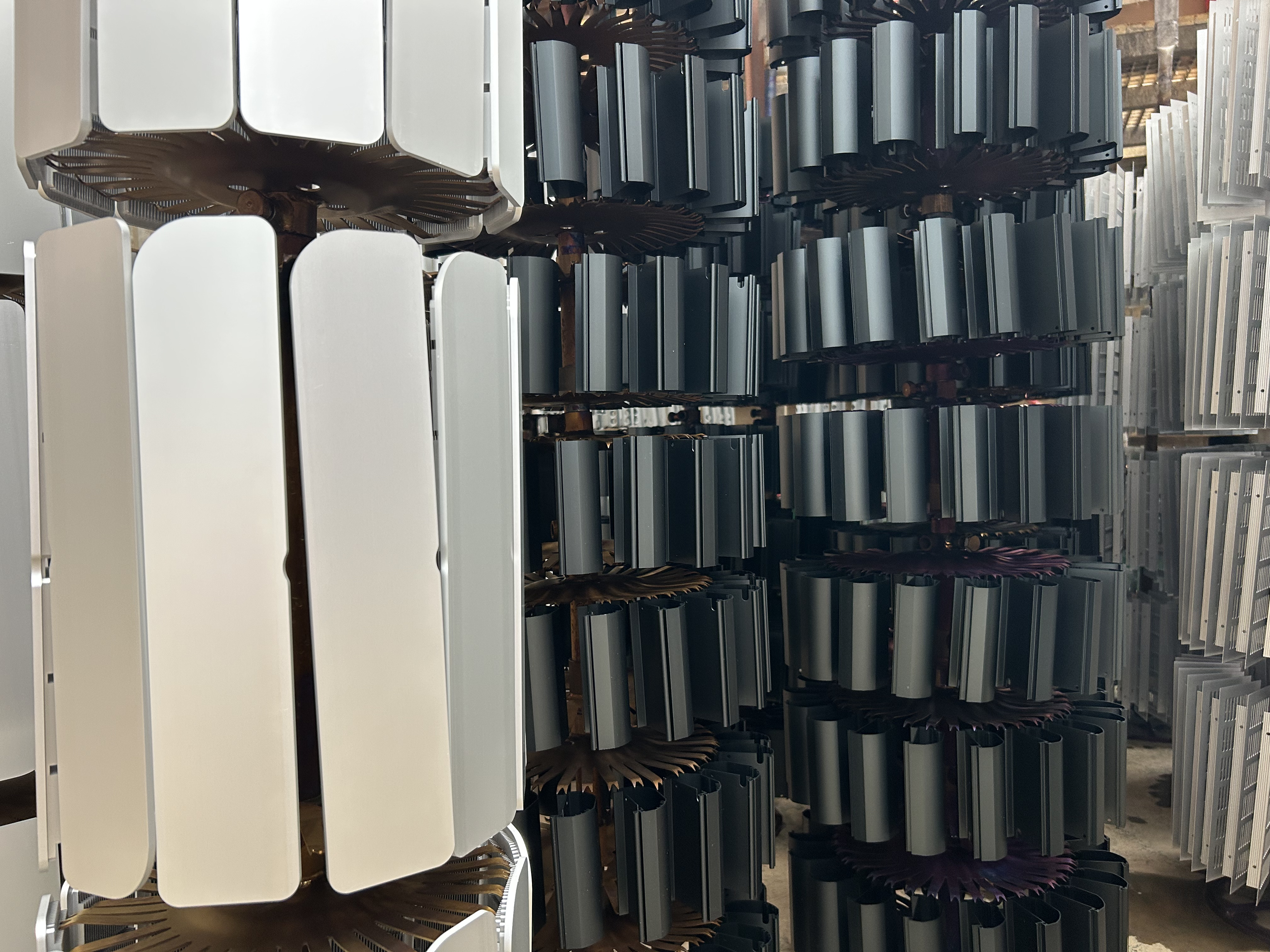 Aluminium anodisation per piece